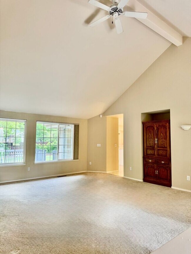 Building Photo - Spacious 3 Bed + Office | 3 Bath | 3-Car G...