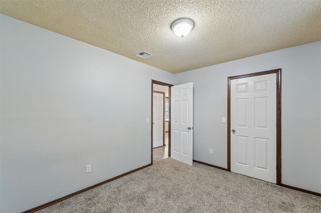 Building Photo - 3401 E Noble Dr