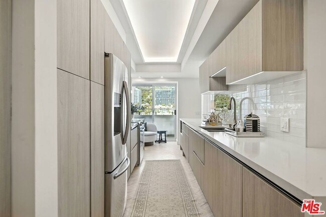 Building Photo - 838 N Doheny Dr