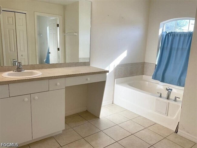 Building Photo - 2323 NE 26th St