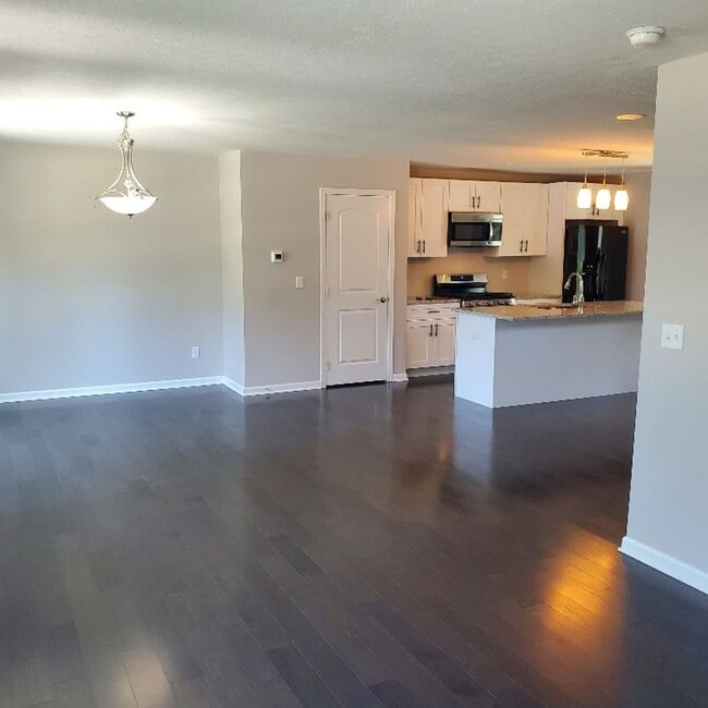Building Photo - 3 Bed Room House For Rent