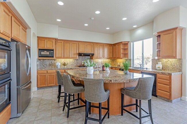 Building Photo - Luxury Living in The Bridges Golf Course C...
