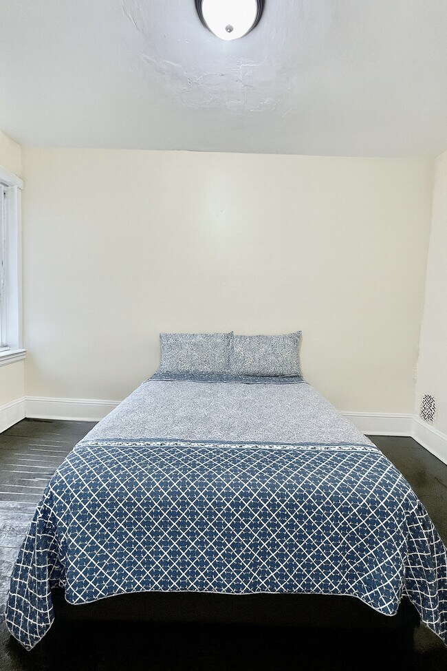 Building Photo - 5529 Jane St