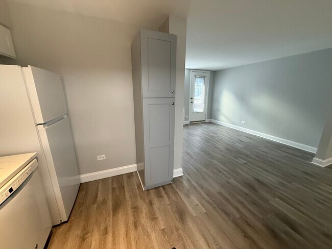 Building Photo - 744 W Gordon Terrace