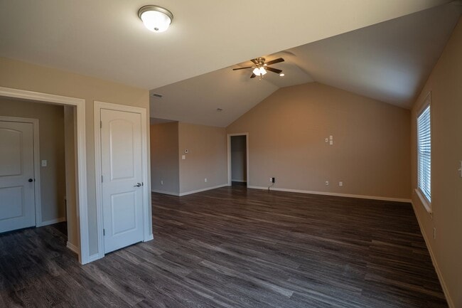 Building Photo - Spacious 3 Bedroom, 2 Bathroom home!