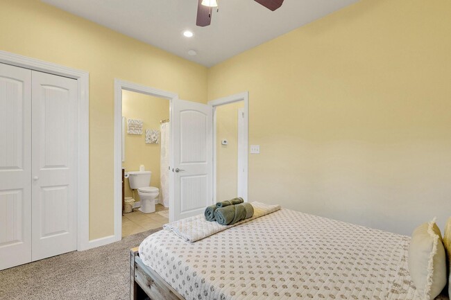 Building Photo - Fully furnished 1 bedroom 1 bath in fenced...