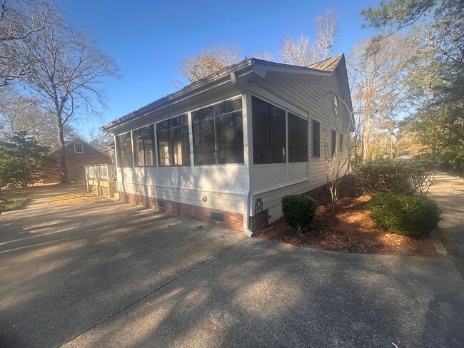 Building Photo - Scottshill Loop 3 Bedroom Home