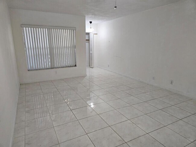 Building Photo - 7904 NW 70th Ct