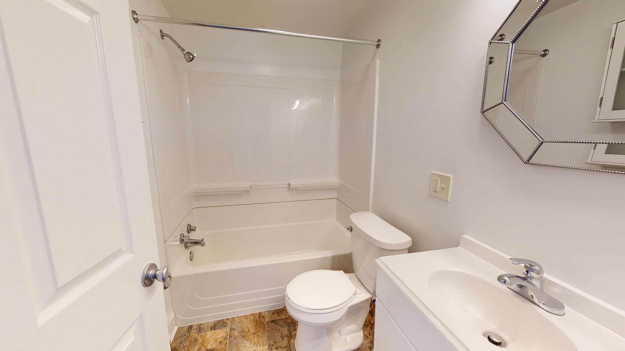 Full bath - 2627 Fairmount Pky