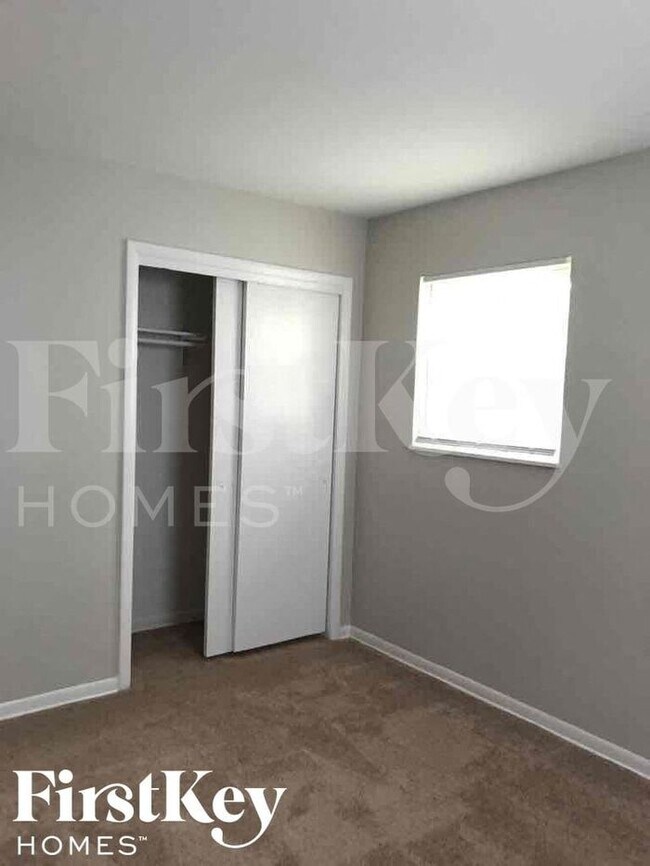 Building Photo - 2581 E Sunset Ln