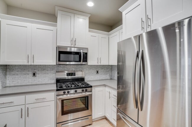 Building Photo - Beautiful 3 Bed, 2.5 Bath Rental Home in H...