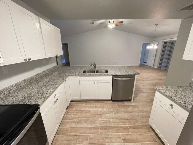 Building Photo - Beautiful Single Family Home! $2395/1085ft2-South Sarasota, 3-Bed/2-Bath, Fully Renovated: Annual...