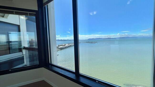 Building Photo - High Rise Living at its Best in Emeryville...