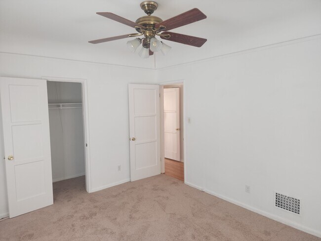 447 OAK APT H BEDROOM - 447 N Oakhurst Dr