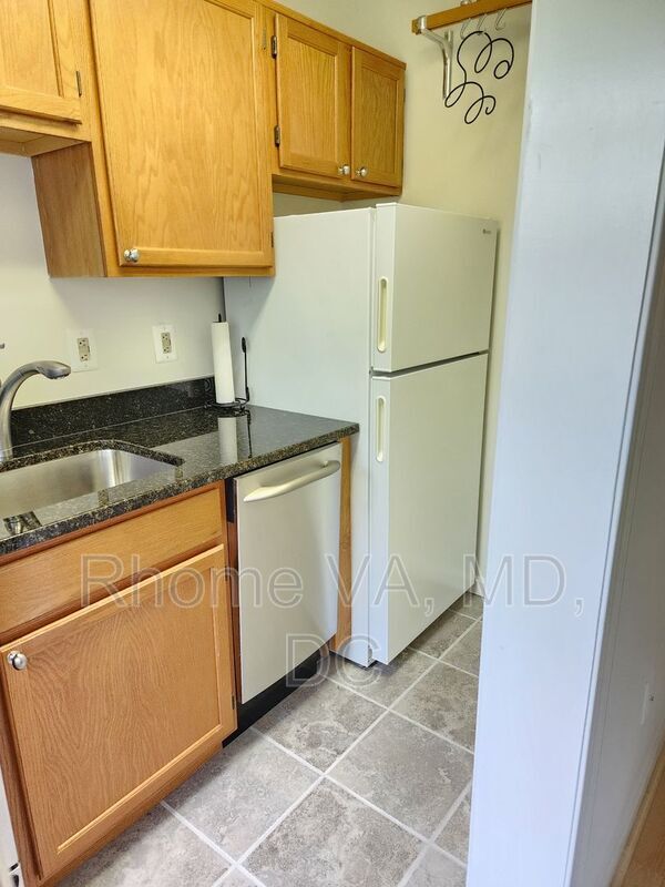 Building Photo - 1801 Queens Ln