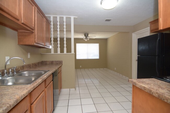 Building Photo - Updated 3 Bedroom 1 Bath Home! Central Tucson Location!