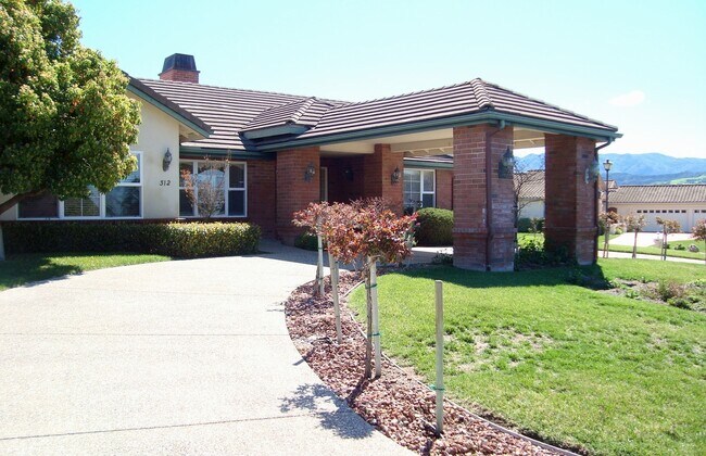 Building Photo - Classy Home in Prestigious Village Collection