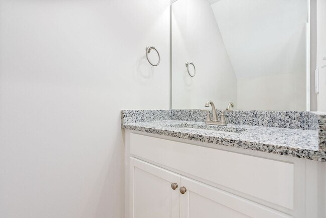 Building Photo - New Townhome in Hartbrook!