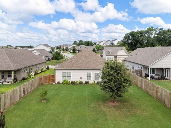 Building Photo - Beautiful 4 BR, 2 BA Home, 2 Car Garage wi...