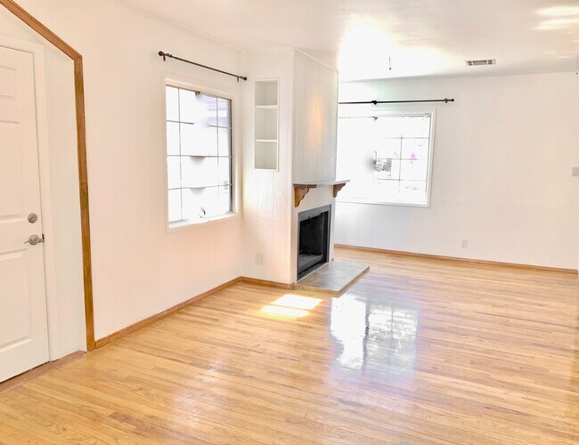 Building Photo - Beautiful 3 Bed + 2 Bath + Den/Office + Backyard