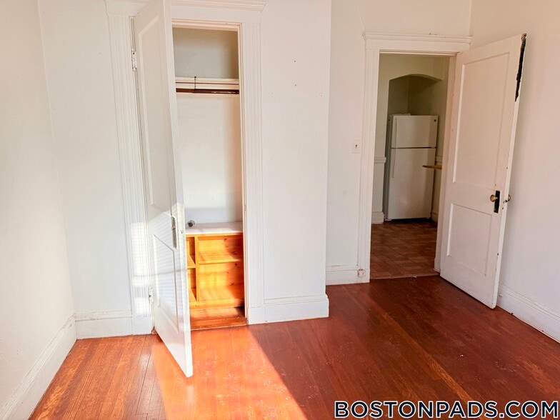 Building Photo - 9 James St