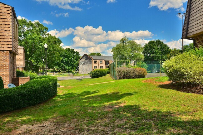 Building Photo - 1002 Old Manor Rd