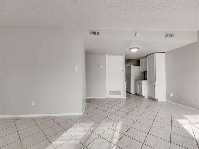 Building Photo - 1402 Bill Carrol Dr