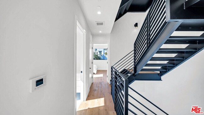 Building Photo - 1123 N Formosa Ave