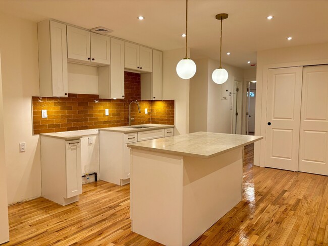 Building Photo - 2182 Davidson Ave