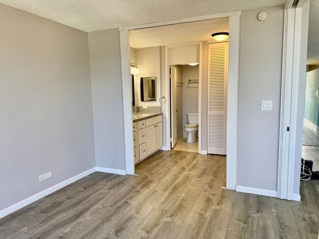 Building Photo - 2/2/1 Beautifully Upgraded unit located at...