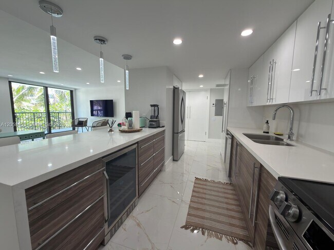 Building Photo - 1800 Collins Ave