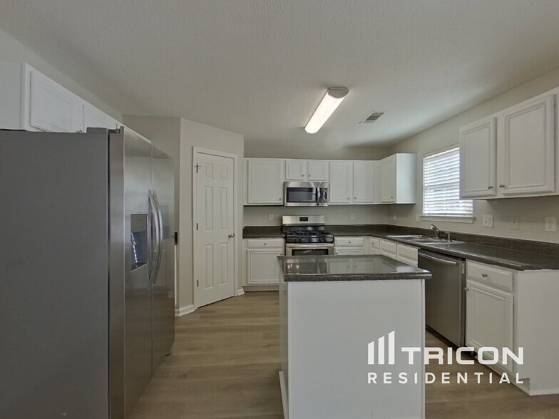 Building Photo - 2880 Chilhowee Dr