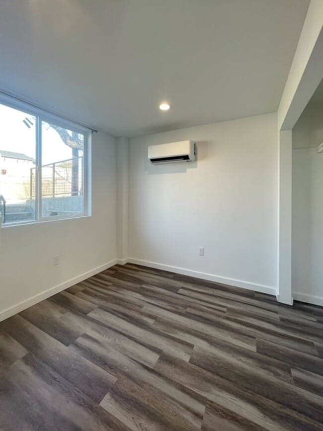 Building Photo - Fully Renovated MidTown Duplex with Parking!