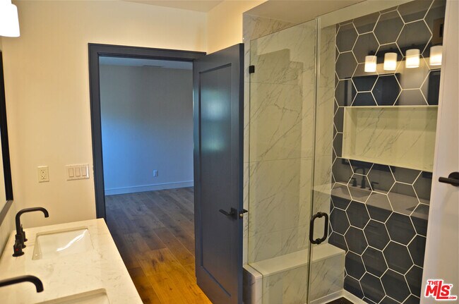 Building Photo - 3116 W 81st St