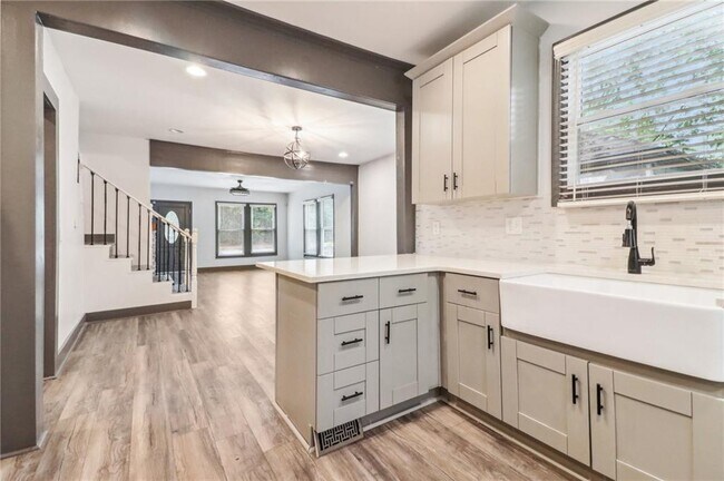 Building Photo - 1393 Westview Dr SW