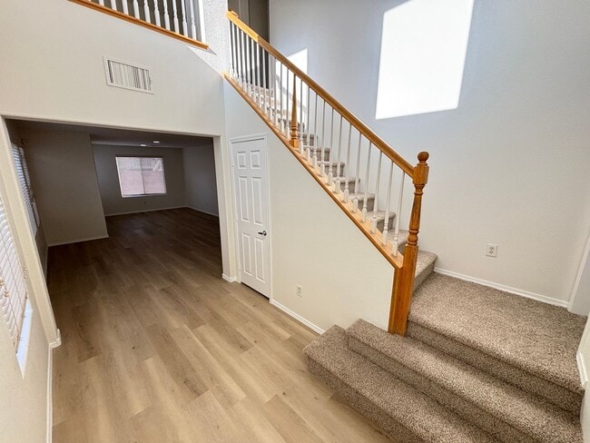 Building Photo - Gorgeous 3bed/1bath w/ 2 Car Garage locate...