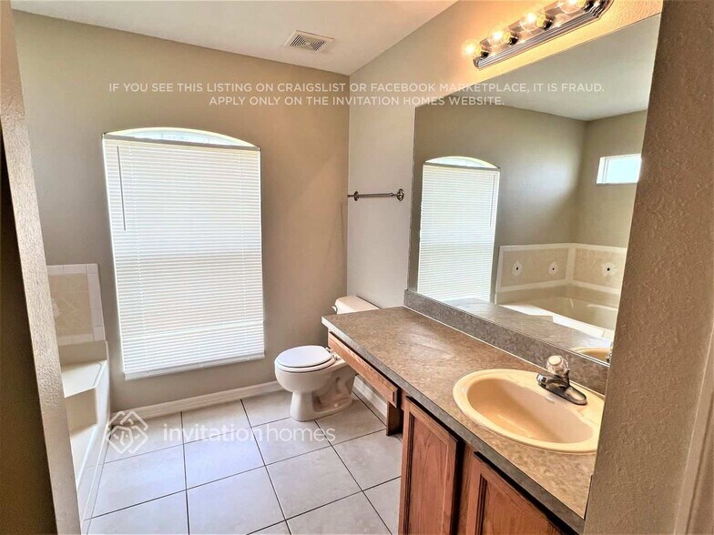 Building Photo - 1300 Navarre Dr