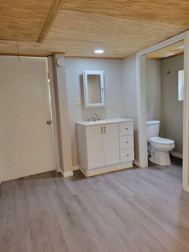 Building Photo - Cute Tiny Home near Cedar Creek Lake.  Fur...