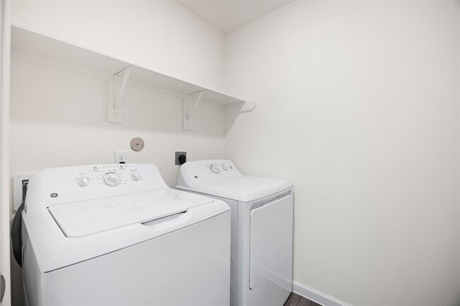 Building Photo - 8807 Vacek Xing Wy