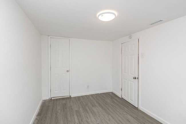 Building Photo - Amazing 3 Bedroom 1 Bathroom Home