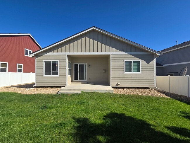 Building Photo - Ranch home with main floor master, 4 bed 3...