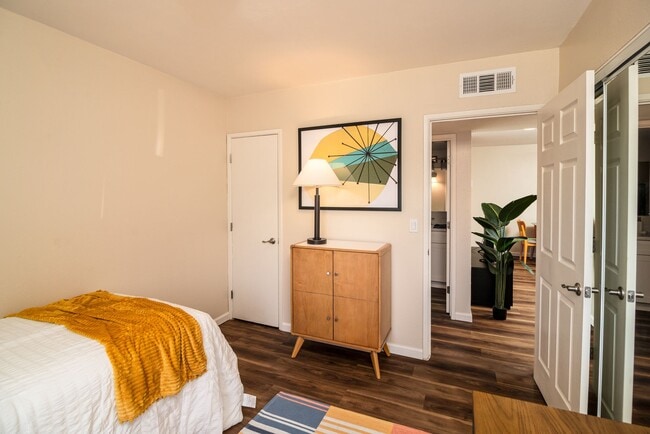 Building Photo - Union On Bellevue - Near The U of A