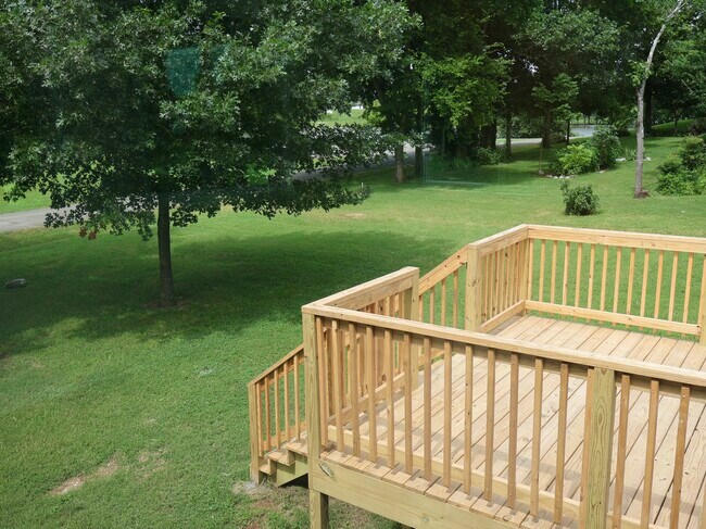 Building Photo - 129 Lake Point Dr