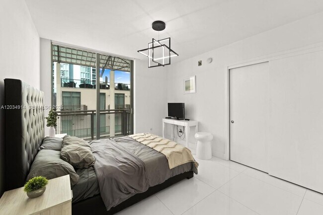 Building Photo - 6000 Collins Ave