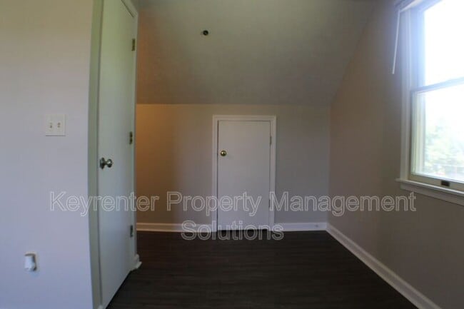 Building Photo - 509 5th St