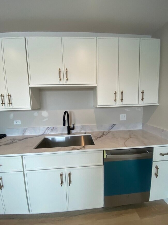 Building Photo - 2934 N Avers Ave