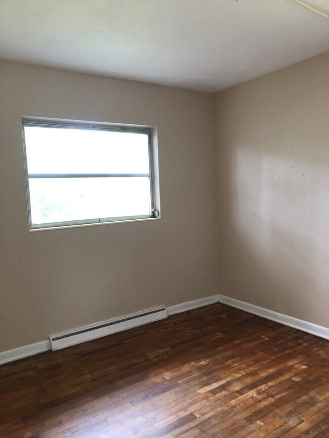 Building Photo - 4 Bed 1 Bath Home | Pet Friendly | Washer ...