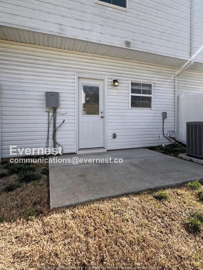 Building Photo - 2 Bed/2.5 Bath Townhome with Off-Street Parking / Pet-Friendly / Available Now!