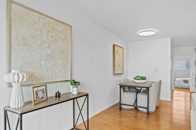 Building Photo - 1-Bed, 1-Bath 818sqft Condo in Capitol Hill for Rent — Parking, In-Unit Washer/Dryer & Space Need...