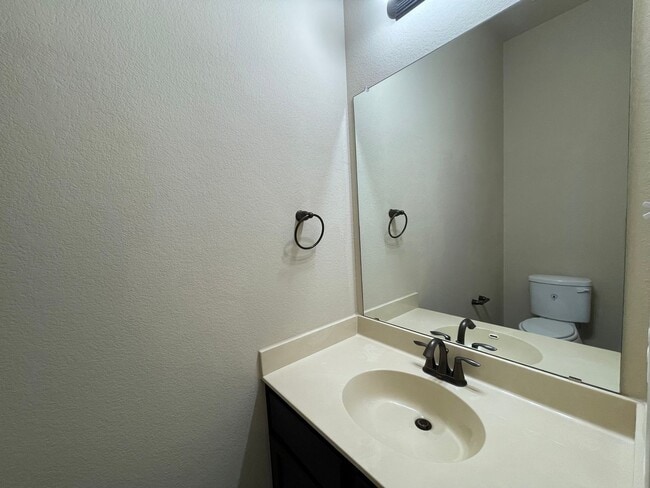 Building Photo - Townhome for rent